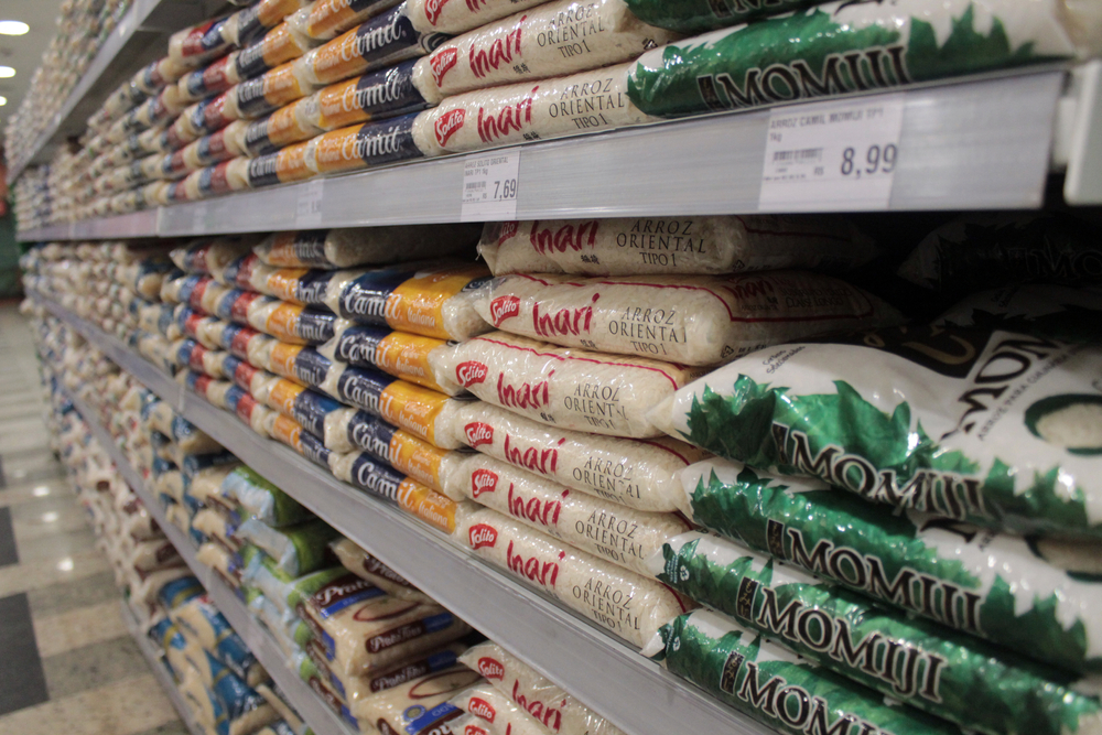 Consumidores chegaram a pagar R$ 40 pelo quilo do arroz no supermercado. (Fonte: Shutterstock/Janine Passos/Reprodução)