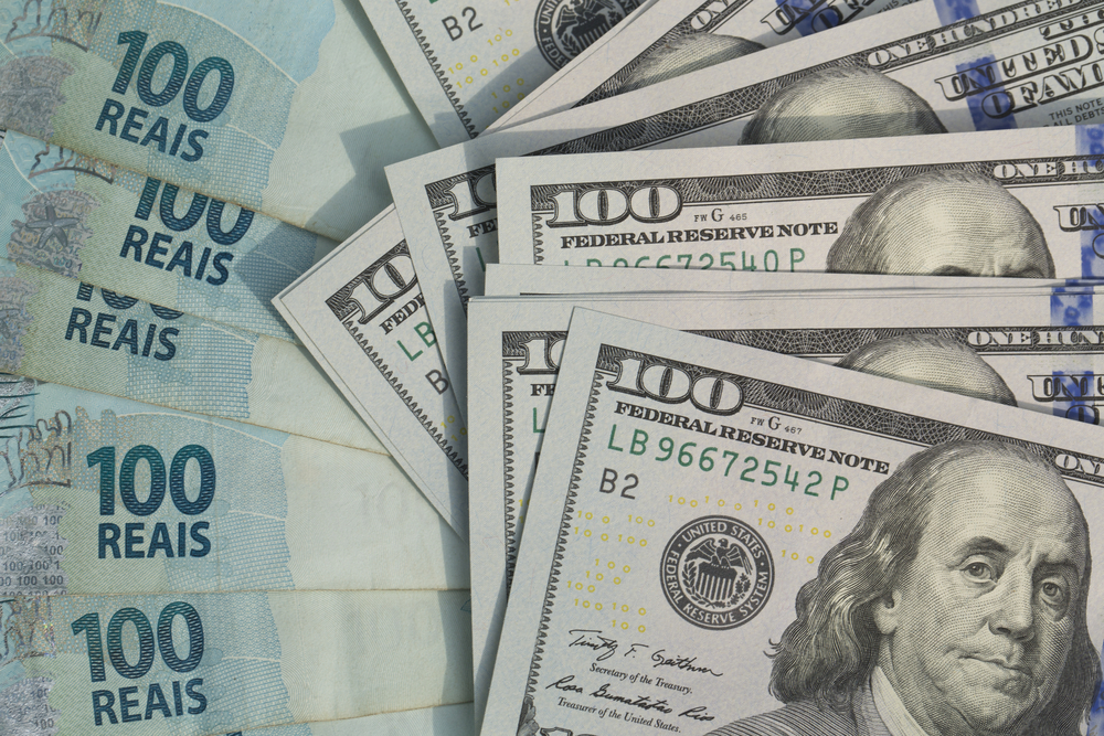 O dólar deve continuar valorizado sobre o real em 2021. (Fonte: Shutterstock/Adriano Kirihara/Reprodução)