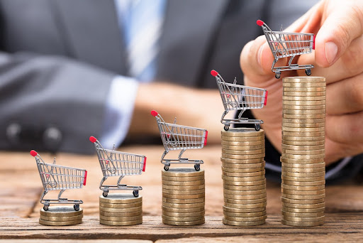 Inflação reduz o poder de compra e atinge mais consumidores com menor renda. (Fonte: Shutterstock/Andrey_Popov/Reprodução)