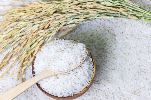 Importação do Mercosul deve ajudar no equilíbrio da cotação do arroz. (Fonte: Shutterstock/SURAKIT SAWANGCHIT/Reprodução)