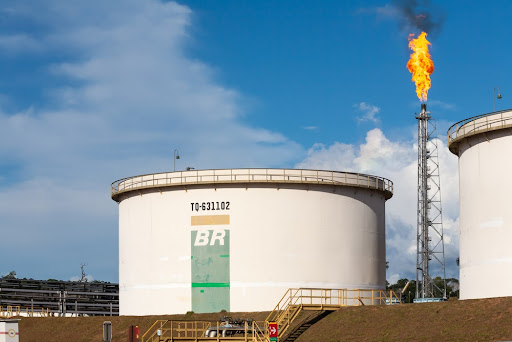 Petrobras reajusta preço do combustível nas refinarias a partir de preços internacionais de petróleo, apesar de produção nacional ser mais barata. (Fonte: Shutterstock/PARALAXIS/Reprodução)