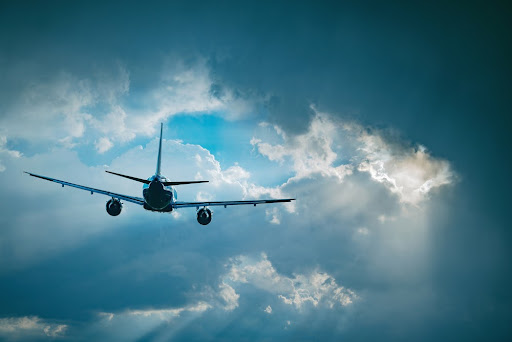 Chuvas são induzidas por avião sem a utilização de aditivos químicos. (Fonte: Shutterstock/Serjio74/Reprodução)