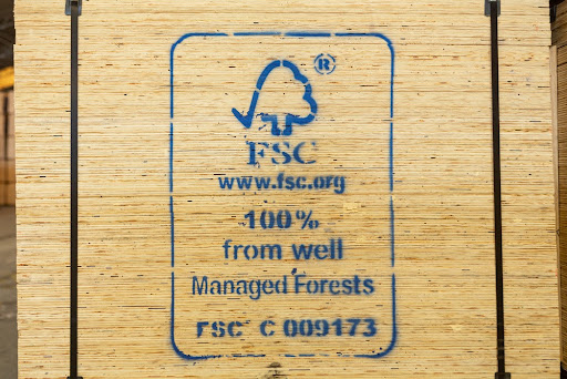 Certificado da FSC é um dos principais selos que garantem sustentabilidade na produção. (Fonte: PARALAXIS/Shutterstock/Reprodução)