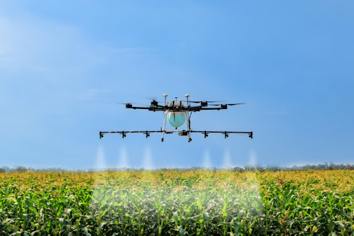Drones possibilitam a aplicação precisa de defensivos agrícolas. (Fonte: Shutterstock/Engineer studio/Reprodução)