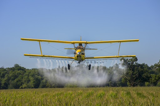 Inversão térmica provoca a deriva de agrotóxicos e gera prejuízos aos produtores rurais. (Fonte: Shutterstock/Gavin Baker Photography/Reprodução)