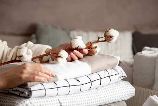 Retomada da indústria têxtil brasileira ajuda a pressionar a demanda por algodão na próxima safra. (Fonte: Shutterstock/Kostikova Natalia/Reprodução)