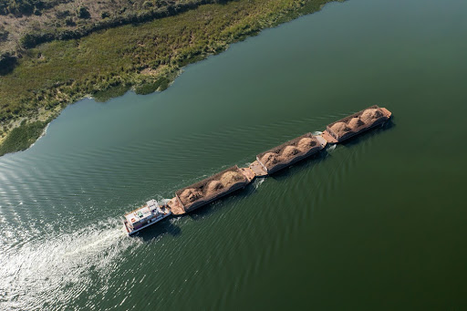 Transporte de commodities na hidrovia Tietê-Paraná. (Fonte: jrslompo/Shutterstock/Reprodução)
