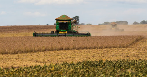 Colheita da soja na safra 2020/21 em Dourados, Mato Grosso do Sul. (Fonte: Rafael Goes/Shutterstock/Reprodução)
