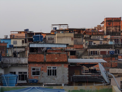 O crescimento desordenado das cidades e as moradias em áreas de risco foram alguns dos efeitos do êxodo rural brasileiro. (Fonte: Shutterstock/Reprodução)