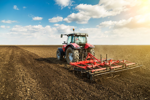 As máquinas utilizadas no processo de plantio se enquadram como insumos agrícolas do tipo mecânico. (Fonte: Shutterstock/Reprodução)