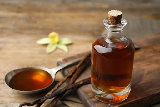 O extrato natural de baunilha é feito com favas curtidas em álcool (Fonte: Shutterstock)