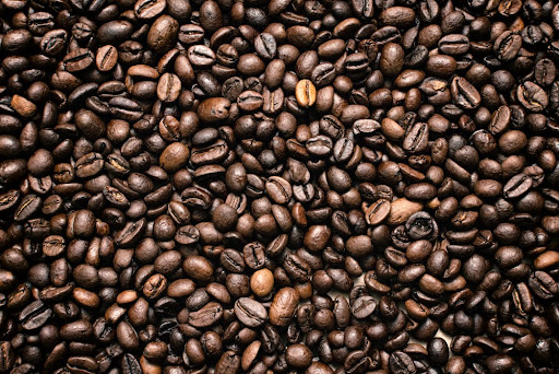 Seca histórica e geada prejudicaram a safra do café em 2021 e elevaram os preços. (Fonte: Shutterstock/Reprodução)
