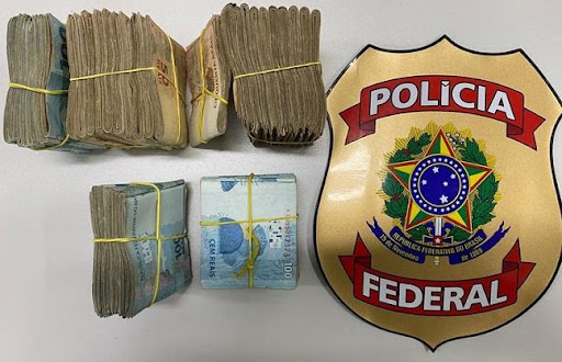 Mais de R$ 50 mil que estavam com os fraudadores foram apreendidos pela Polícia Federal. (Fonte: Polícia Federal/Reprodução)