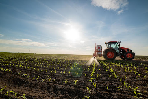 Defensivos agrícolas são essenciais para garantir resultados do agronegócio brasileiro. (Fonte: Shutterstock)