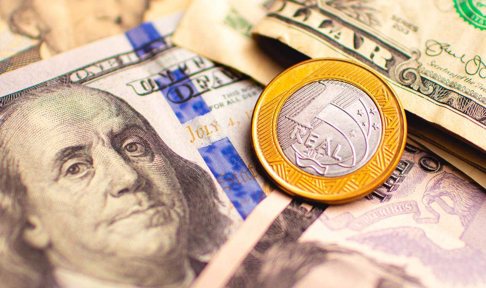 Em meio à instabilidade global provocada pelo conflito na Ucrânia, real se valorizou sobre o dólar. (Fonte: Shutterstock)