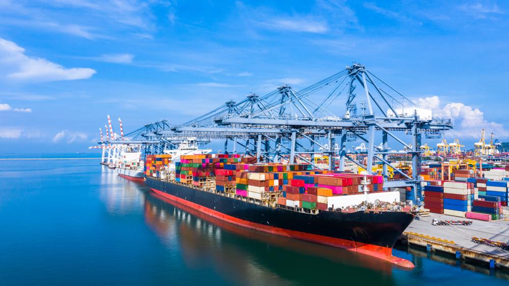 Empresas de logística anunciaram sua retirada dos portos russos, por conta das sanções de seus países (Imagem: Shutterstock)