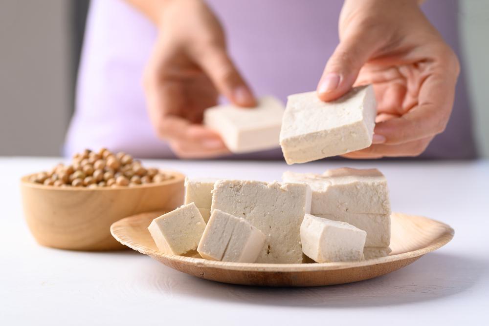 Produtos derivados da soja, como o tofu, são fontes ricas de proteína vegetal. (Fonte: Shutterstock)