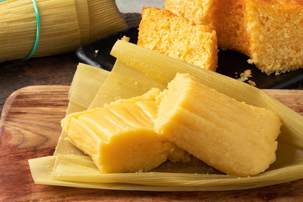 A pamonha é cozinhada na palha de milho, em versões doce e salgada (Fonte: Shutterstock)