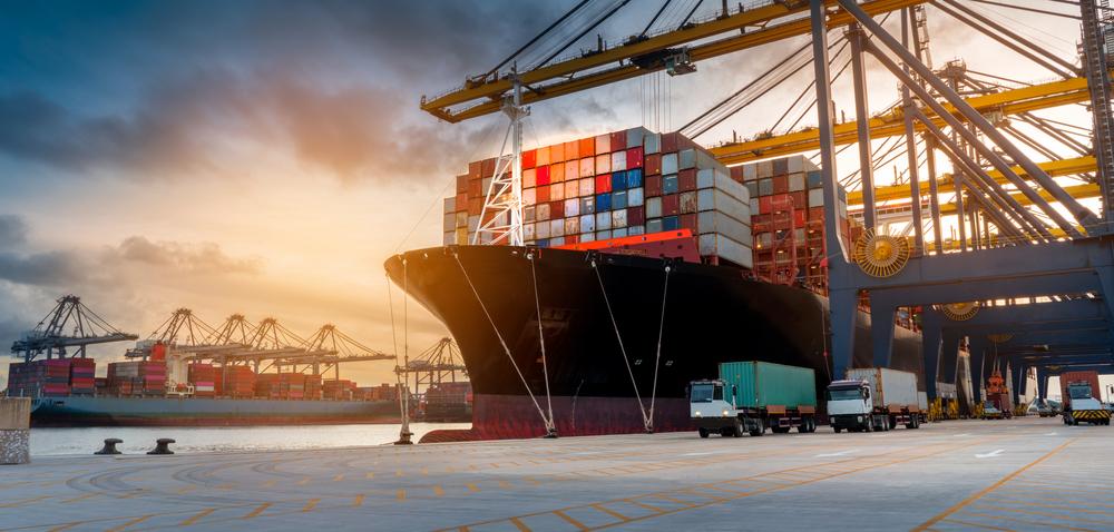 Demora nos portos chineses devem impedir que o preço dos fretes dos conteineires se normalizem em 2022. (Fonte: Shutterstock/Reprodução)
