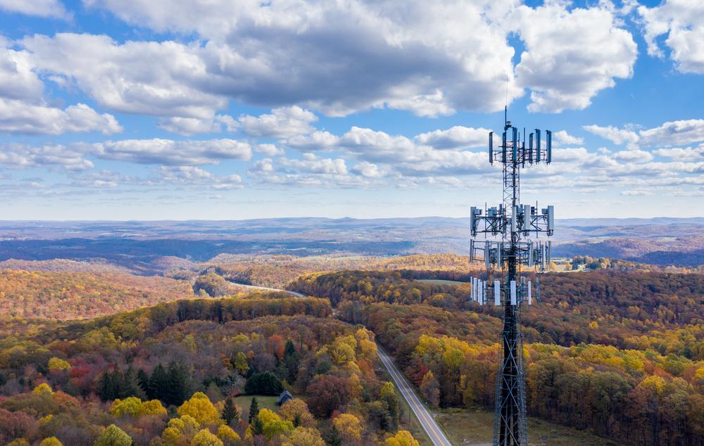 Enquanto as antenas de 5G não chegam, propostas pretendem facilitar a ampliação da conectividade no campo. (Fonte: Shutterstock/Reprodução)