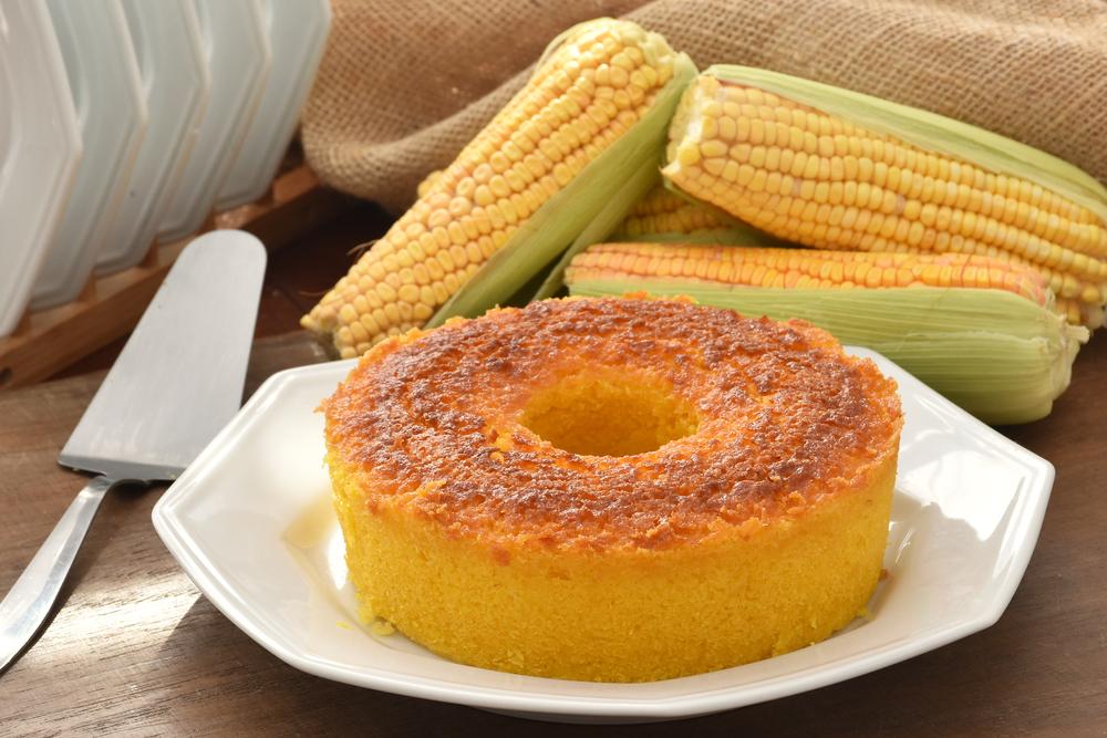 O bolo de milho é comum nas festas juninas, mas pode ser consumido o ano inteiro (Imagem: Shutterstock)