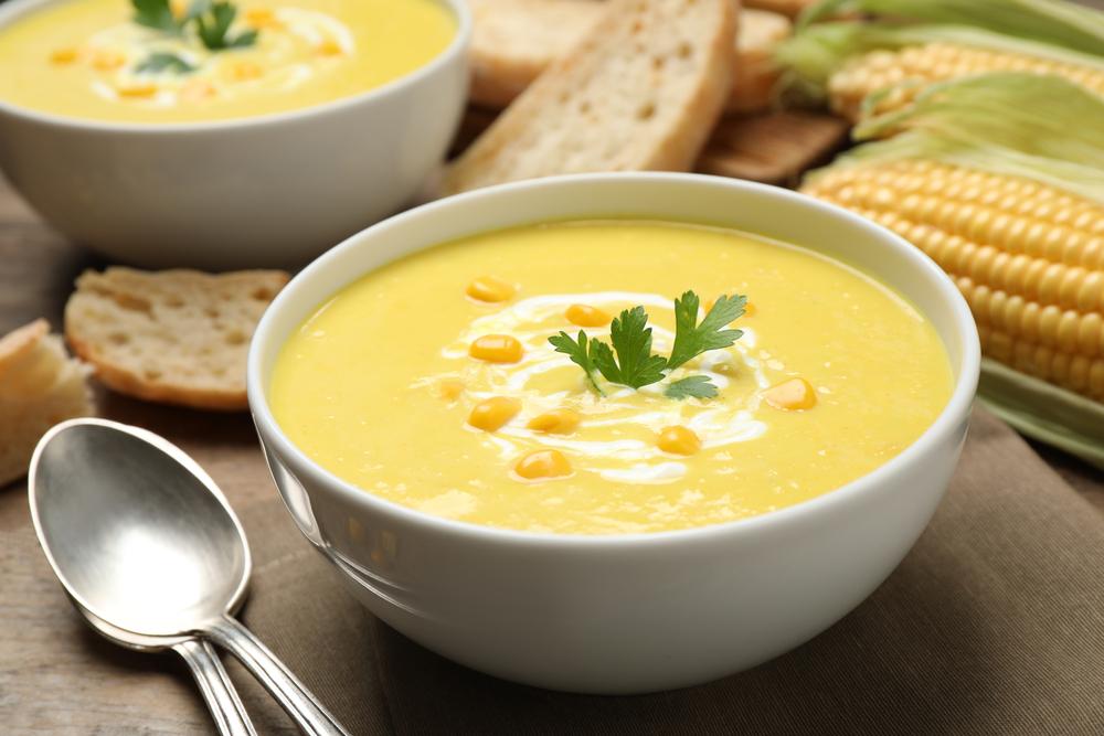 O creme, servido quente, é uma ótima receita com milho para o inverno (Imagem: Shutterstock)