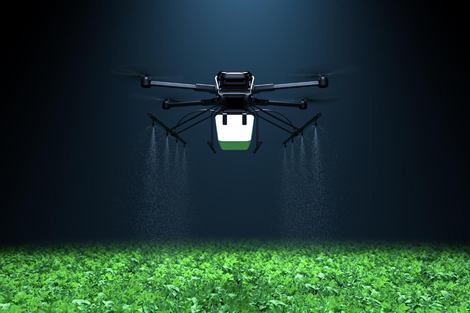 Os drones têm diversas utilidades no agronegócio e precisam de profissionais para operá-los (Fonte: user6702303/Freepik)