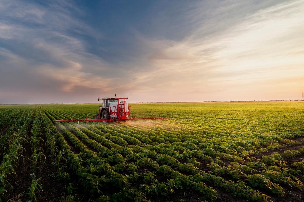 Preço dos fertilizantes e do petróleo vai continuar pressionando os custos dos produtores rurais em 2022. (Fonte: Shutterstock/Reprodução)