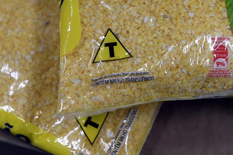 Produtos derivados de milho transgênico podem ser encontrados nos supermercados. (Fonte: Marcos Oliveira/Agência Senado/Reprodução)
