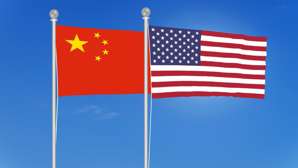 Fundo azul com duas bandeiras hasteadas, uma da China e uma dos Estados Unidos