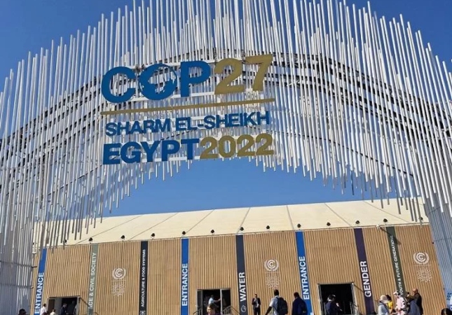 Fachada com letreiro da COP 27 que aconteceu no Egito em 2022