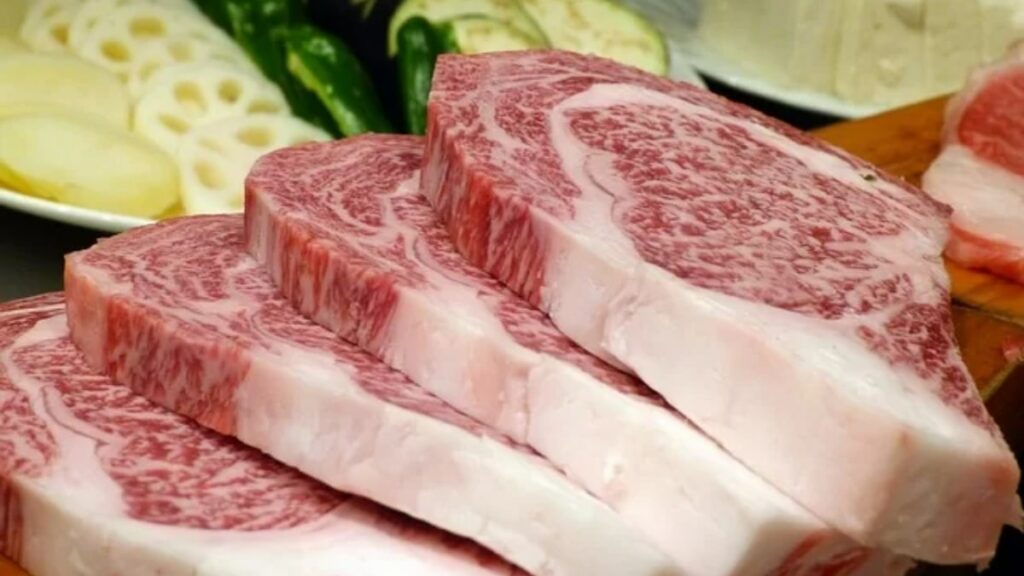 Bifes de carne bovina fatiados com a grossura de um dedo, um empilhado sob o outro