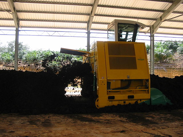 Processo de compostagem profissional. (Fonte: WikimediaCommons/Reprodução)