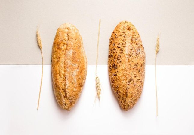 Dois pães com ramos de uma planta do trigo