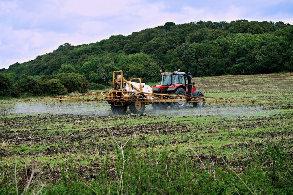 Máquina agrícola irrigando uma plantação
