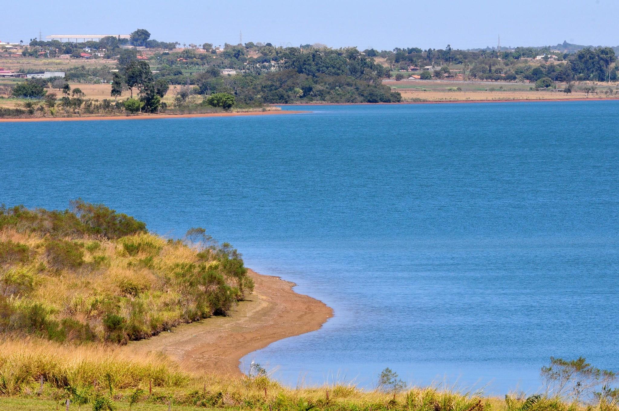 Lago com águas limpas e vegetação em volta no Cerrado