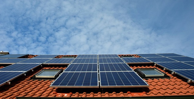Placas de energia solar instaladas em um telhado com telhas de barro vermelho