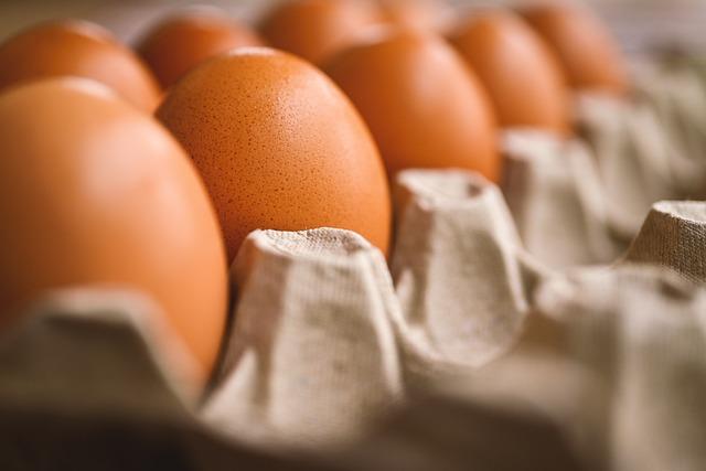 Imagem aproximada de ovos caipiras em uma bandeja de isopor marrom