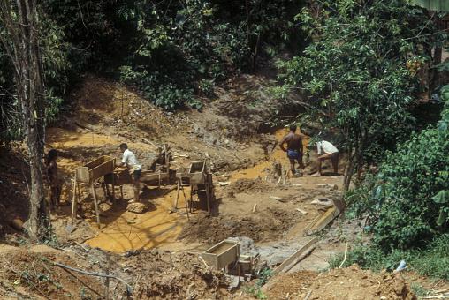 Focos de garimpo ilegal em área amazônica. (Fonte: GettyImages/Reprodução)