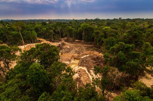 Garimpo é um do principais responsáveis pelo desmatamento amazônico. (Fonte: GettyImages/Reprodução)